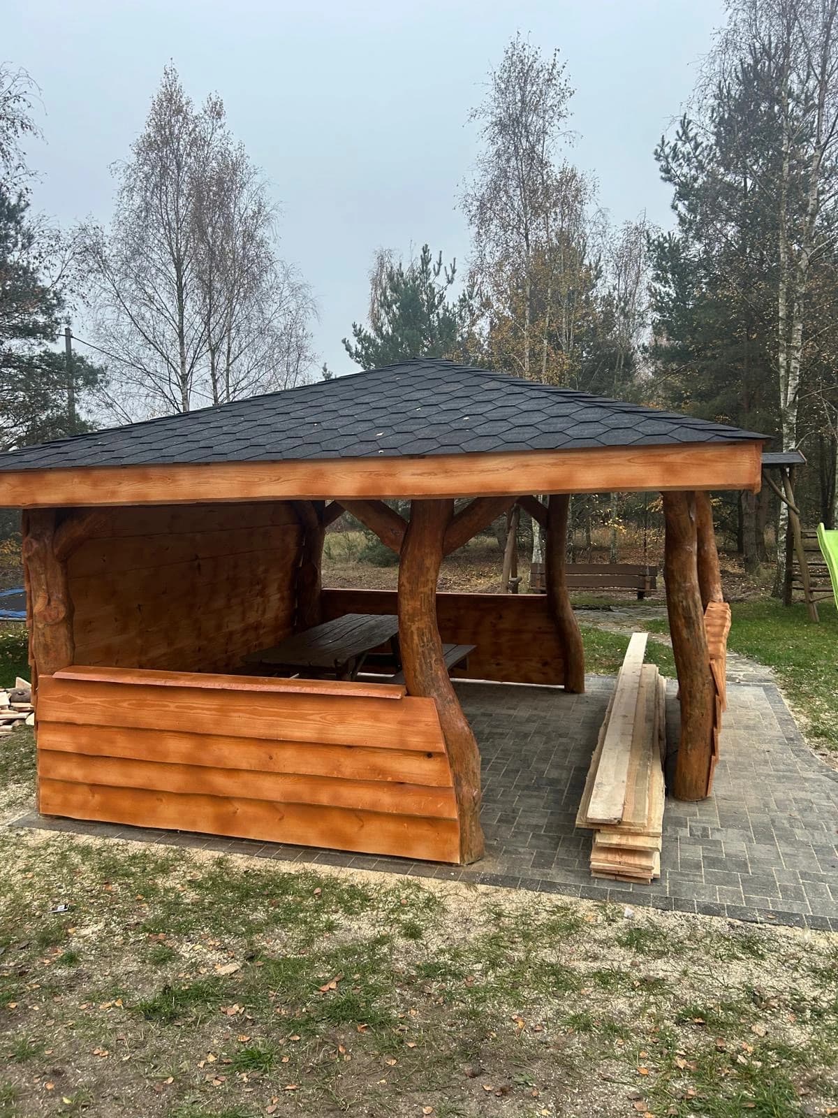 Altana drewniana z huśtawką