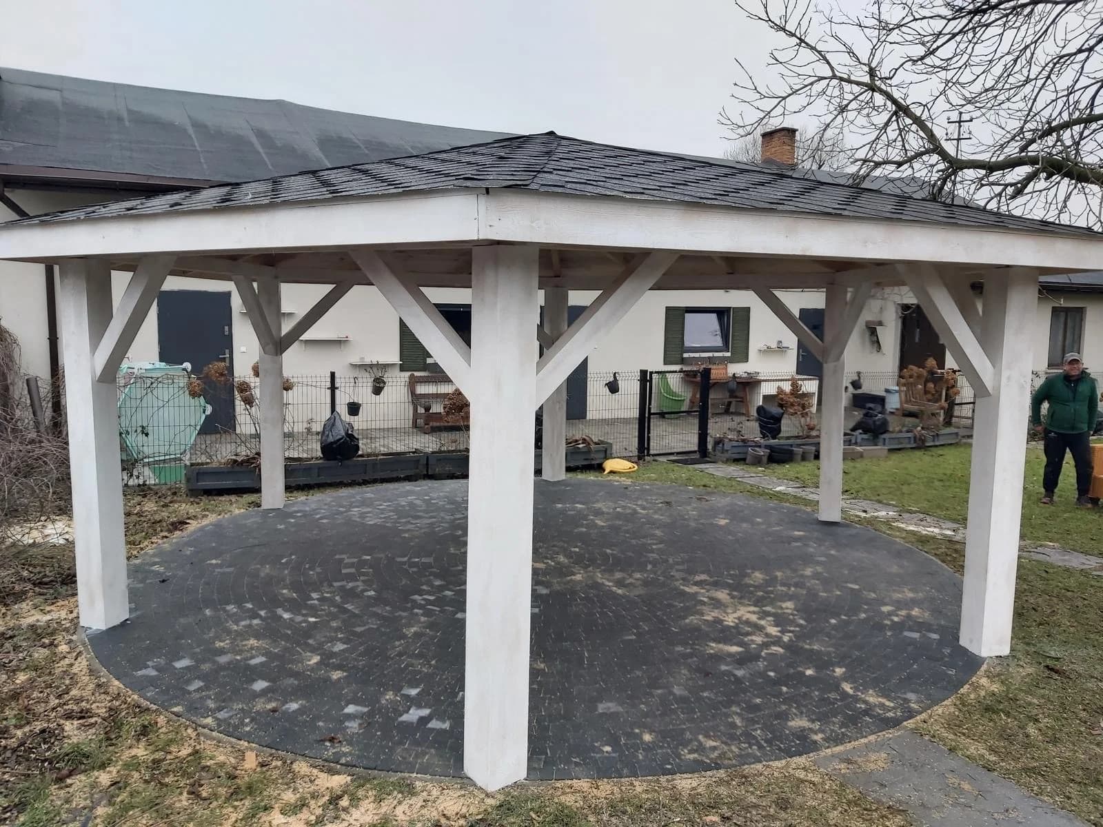 Klasyczna altana ogrodowa wykonana z drewna konstrukcyjnego