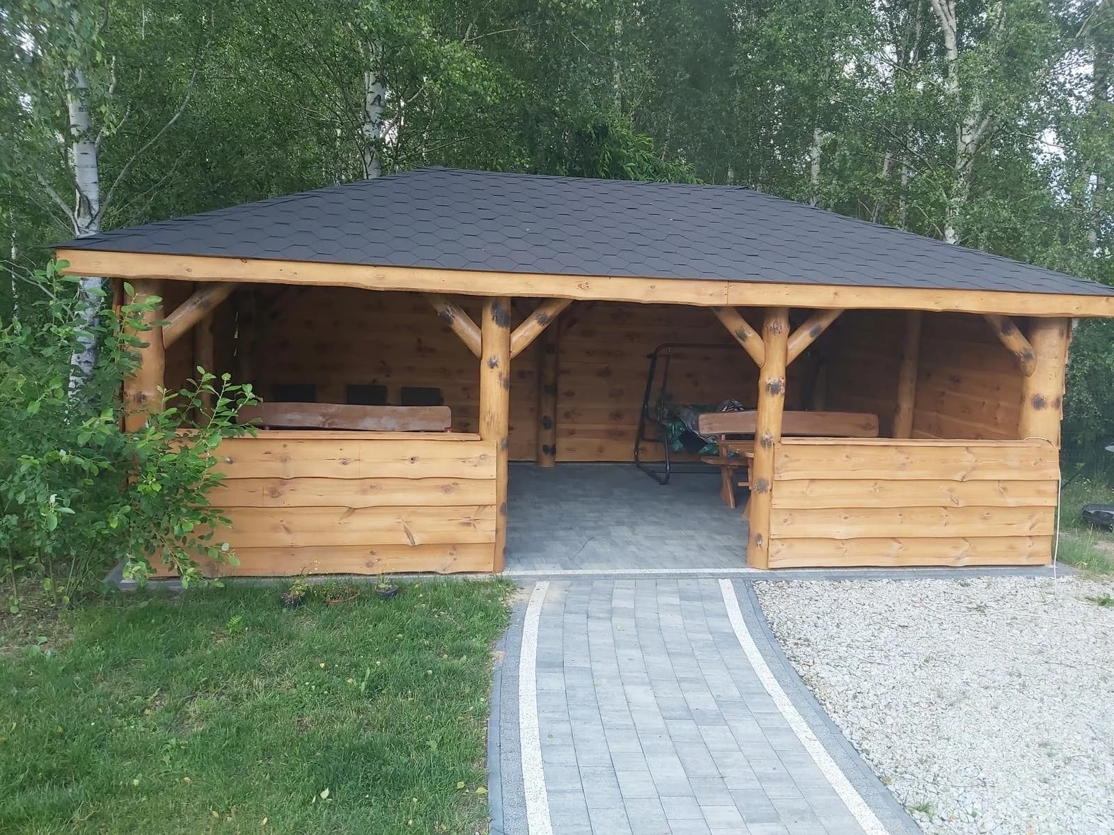 Altana ogrodowa przy kostce brukowej