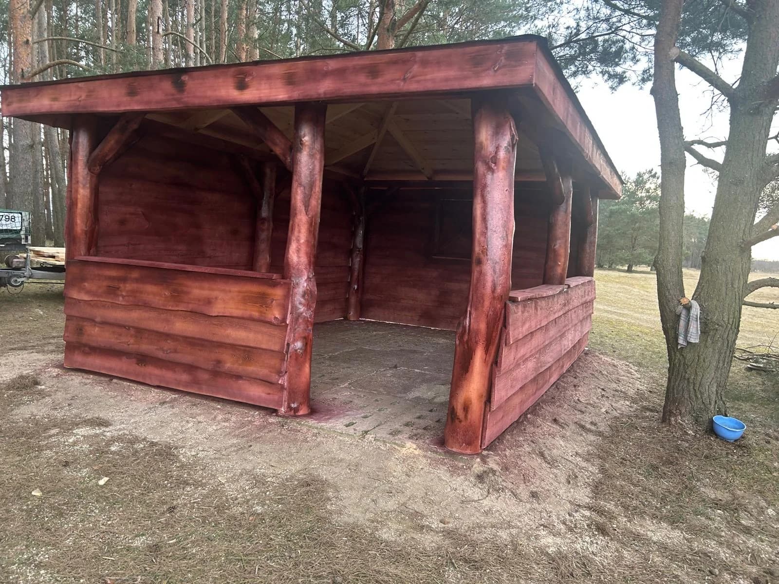 Altana drewniana w ciemnym wybarwieniu
