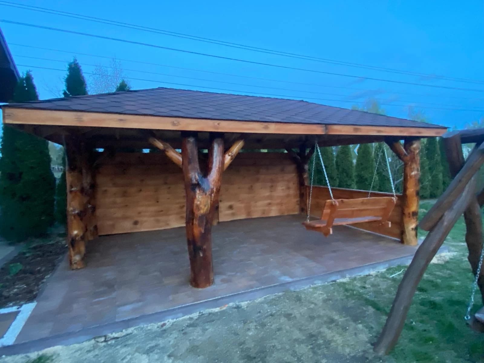 Altana z naturalnych bali drewnianych