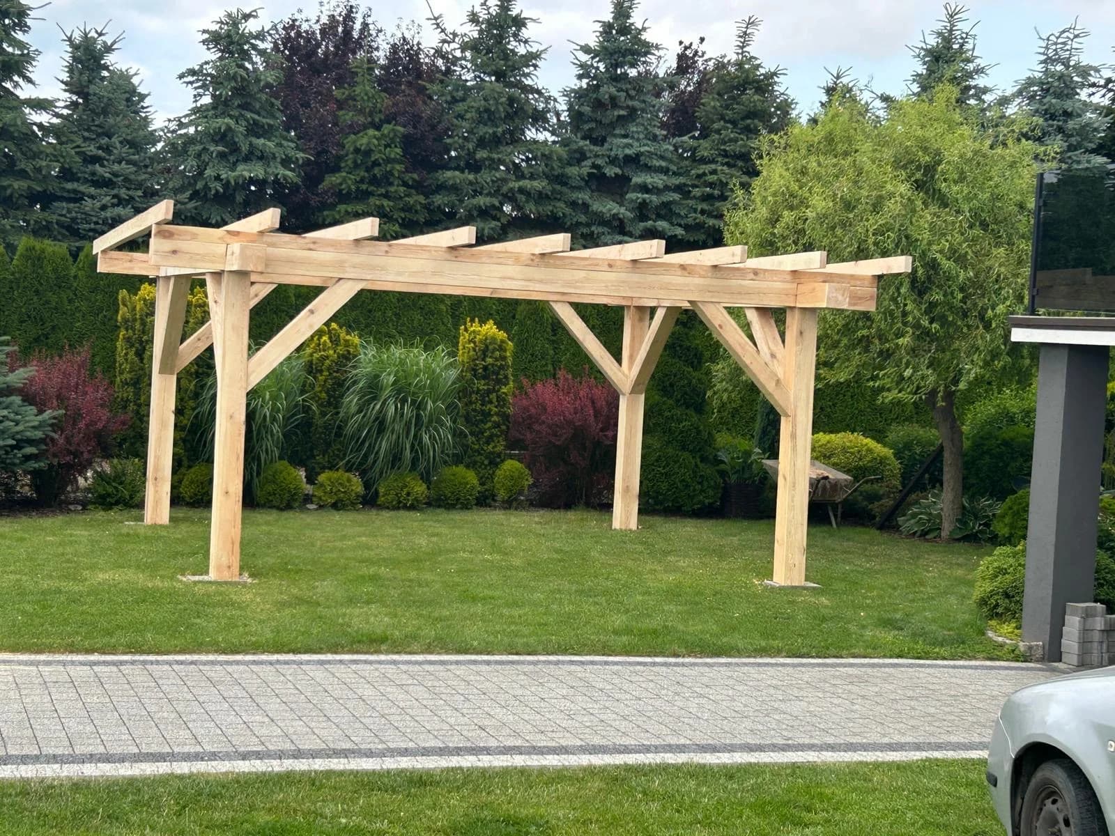 Pergola drewniana do aranżacji ogrodu