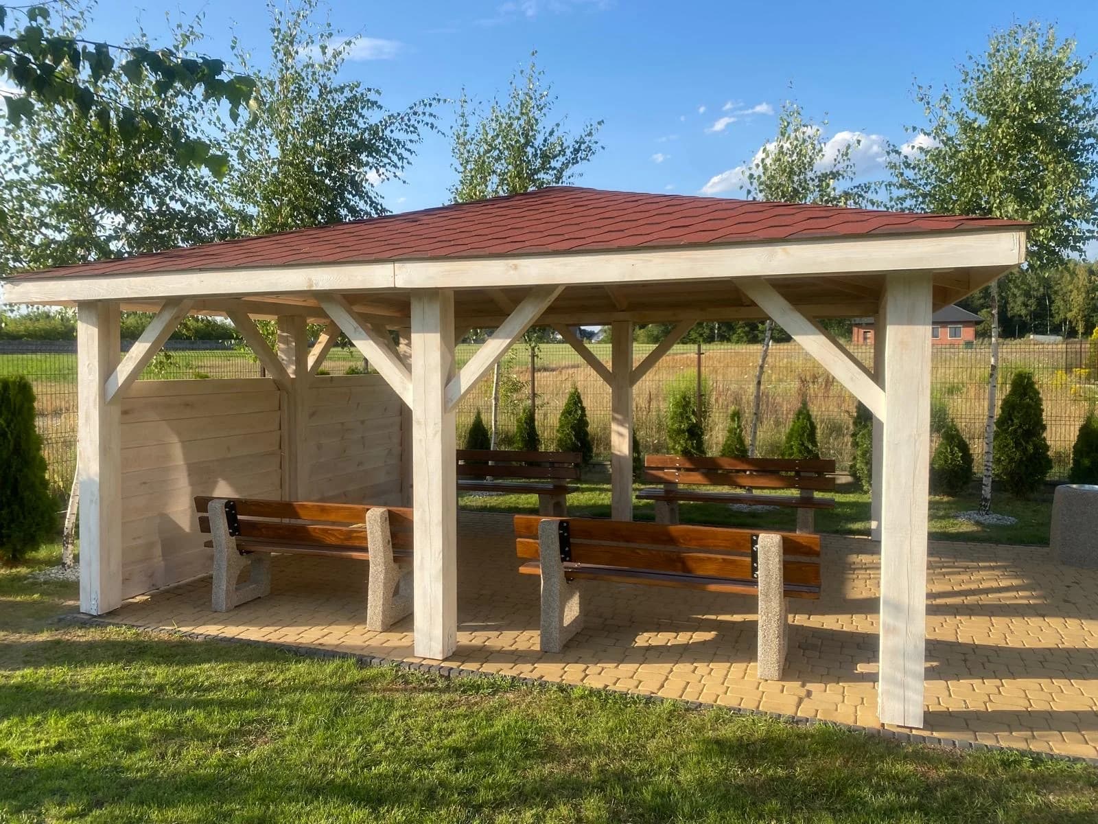 Pergola ogrodowa w jasnym wykończeniu